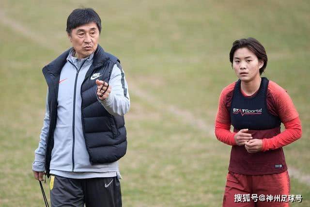萨卡踉跄离场，盼无大碍